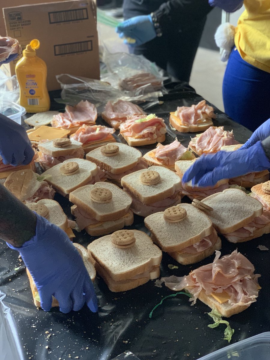 HTLBChicago's tweet photo. It’s finally summertime Chi! Make some time for fun and time to give back! Join us this Saturday as we make 1000 lunches for Chicago’s homeless! https://t.co/v9jsKrwgGz https://t.co/EzY4g8lIZN