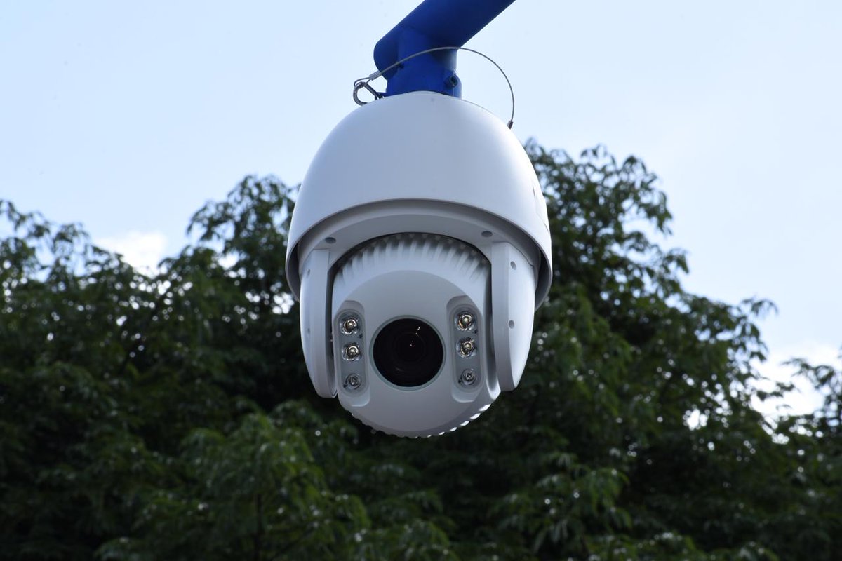 MuniVillaNueva's tweet photo. Wifi gratuito, cámara de video-vigilancia de 360° con visión nocturna y botón de
pánico son algunos de los avances tecnológicos del plan piloto de #PostesInteligentes que impulsa la Municipalidad en el Parque Central de #VillaNueva. https://t.co/cQdW8KN6Wi