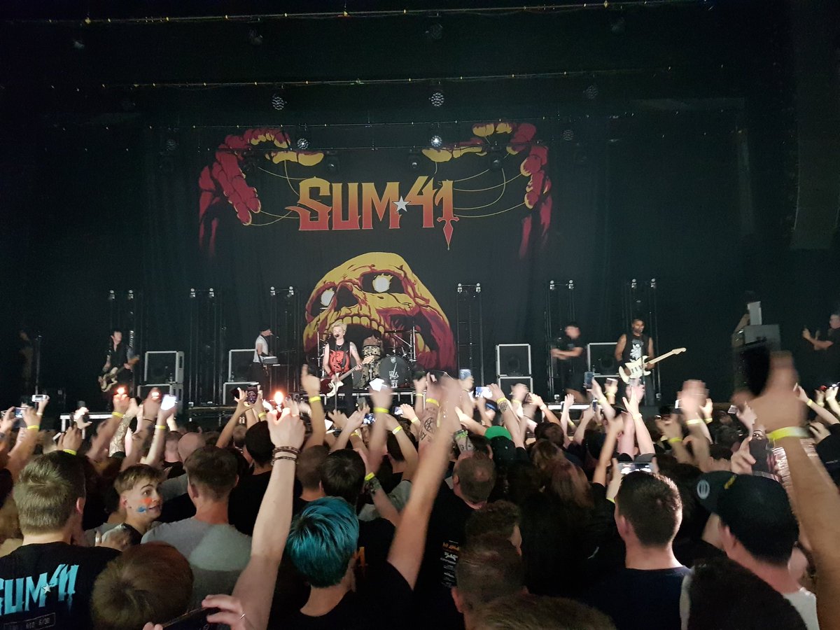 deepthinfryer's tweet photo. @Sum41 in Leicester tonight! You guys killed it as always... @JoeyThuggz @BlaneSmiggy https://t.co/C6bmFva9PA