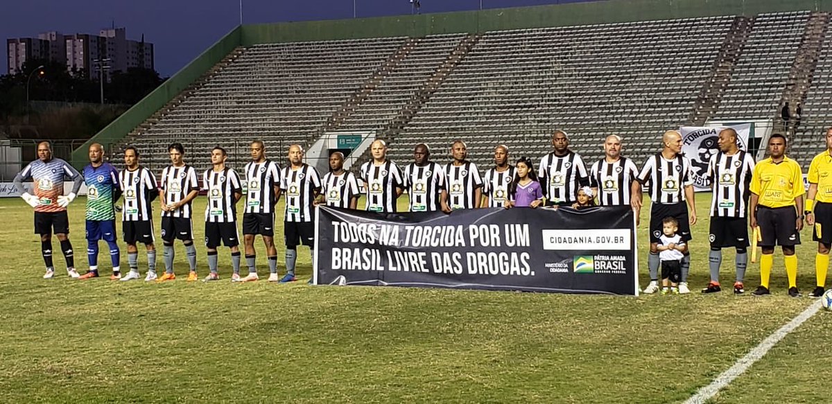 Botafogo's tweet photo. É campeão! BOTAFOGO vence o Vasco nos pênaltis por 4 a 3 no Bezerrão e conquista a Copa Internacional de Futebol Legends! Parabéns ao nosso Master! #Campeão #MasterBotafogo https://t.co/XmoJCFlRpk