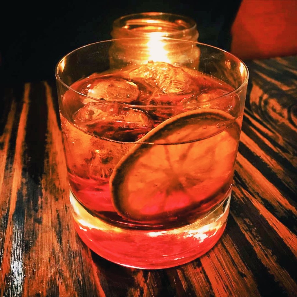100 años cumple este eterno clásico y lo celebramos a lo grande! Del 24 al 30 de junio, happy hour de #Negroni toda la noche!
.
#unabarraextraordinaria #happyhour #negroniweek