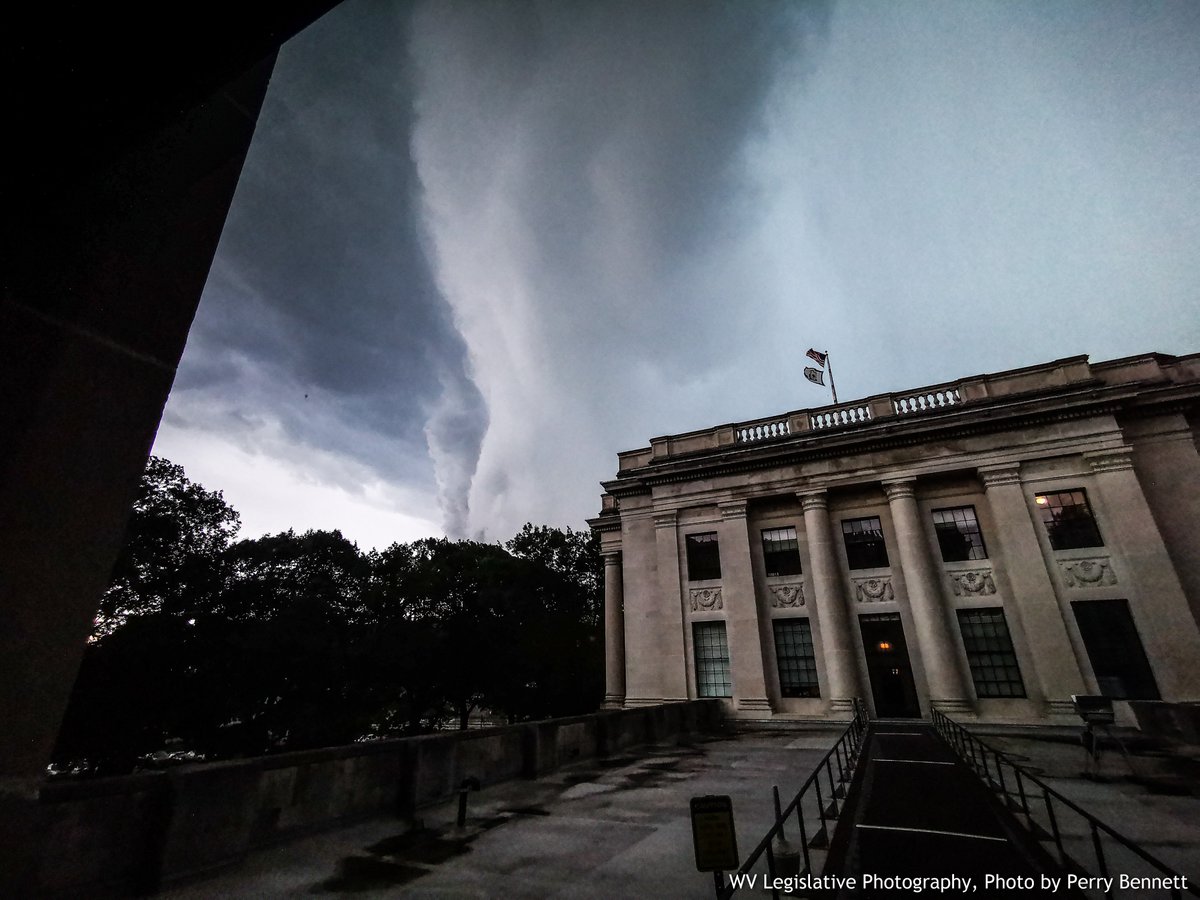 Now, I am not a meteorologis and not claiming this is a tornado, but this crazy looking cloud passed over us during a tornado warning moments ago at the #WVCapitol. <a href="/SpencerWeather/">Spencer Adkins</a> <a href="/NWSCharlestonWV/">NWS Charleston, WV</a> <a href="/spann/">James Spann</a> #wvwx