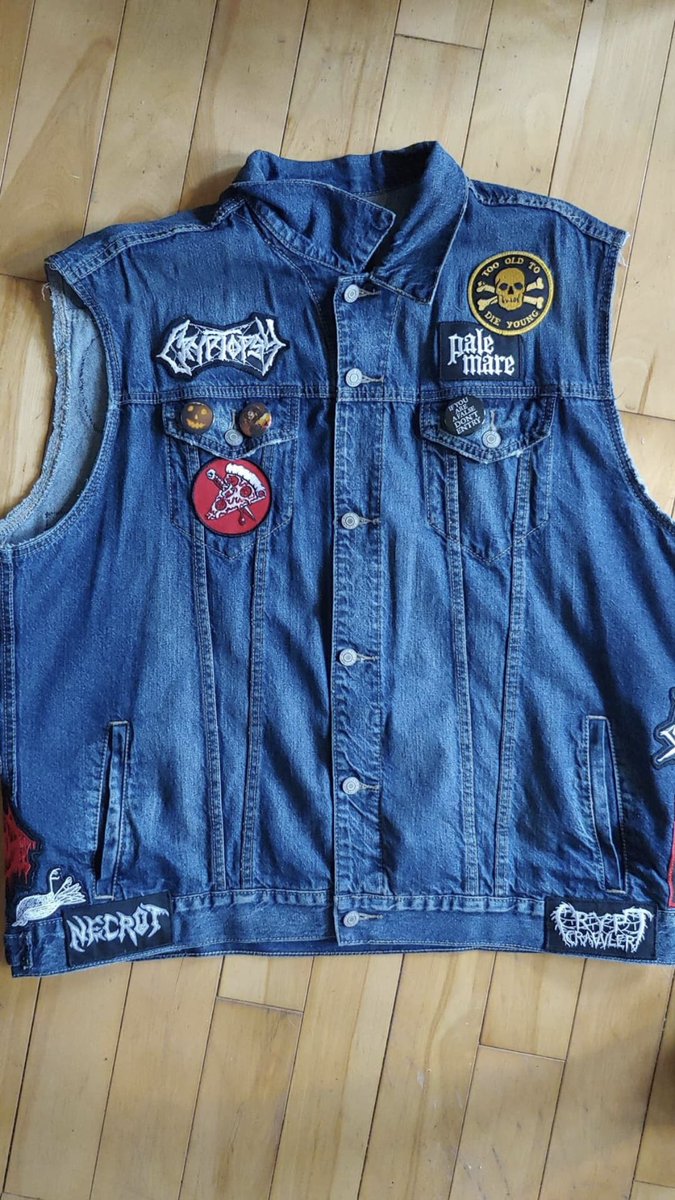 das_kutte's tweet photo. Owner: @bbbriandonnelly 
This vest was my winter project. My old one was really starting to fall apart so I wanted another.  I had been collecting up patches for a while so I just sat down and started hand sewing them until it stopped snowing. https://t.co/Kt3uw6TY5H