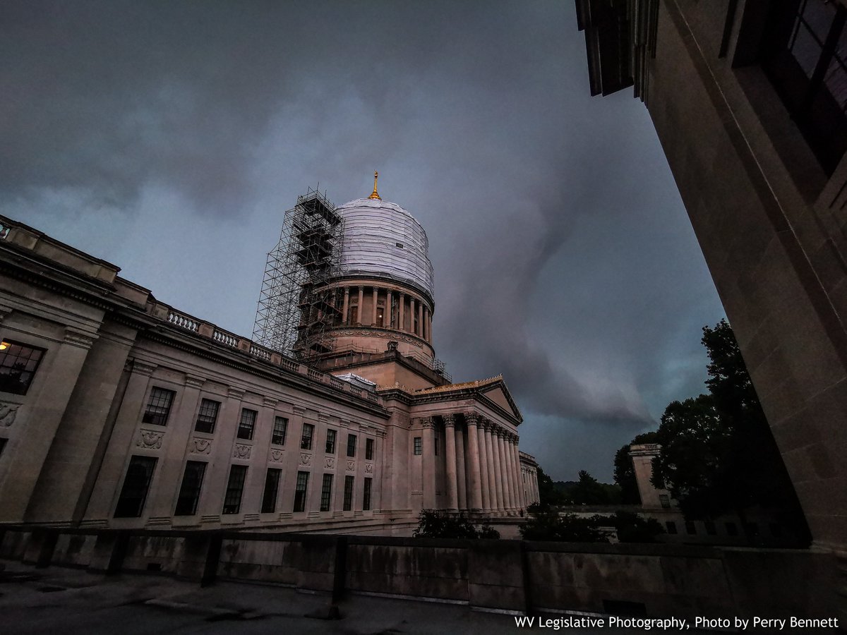 PerryB_Photo's tweet photo. Now, I am not a meteorologis and not claiming this is a tornado, but this crazy looking cloud passed over us during a tornado warning moments ago at the #WVCapitol. @SpencerWeather @NWSCharlestonWV @spann #wvwx https://t.co/A52QTYLoRD