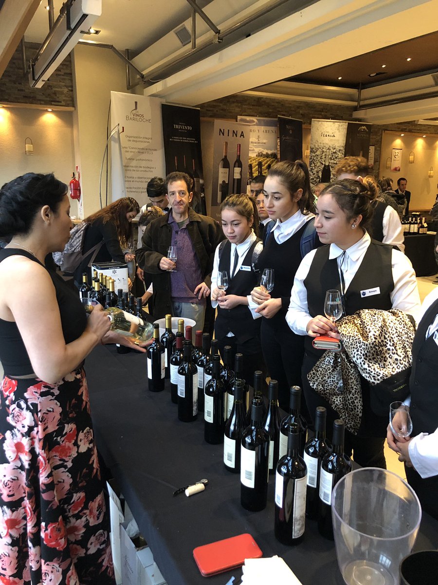 #purovinobrc fue un éxito. Gran convocatoria de bodegas y público. El dvc Pinot-Pinot fue la estrella de la noche. #bariloche <a href="/CatenaMalbec/">Catena</a> @sancatta <a href="/TomyBodegas/">Tomas Matias</a>