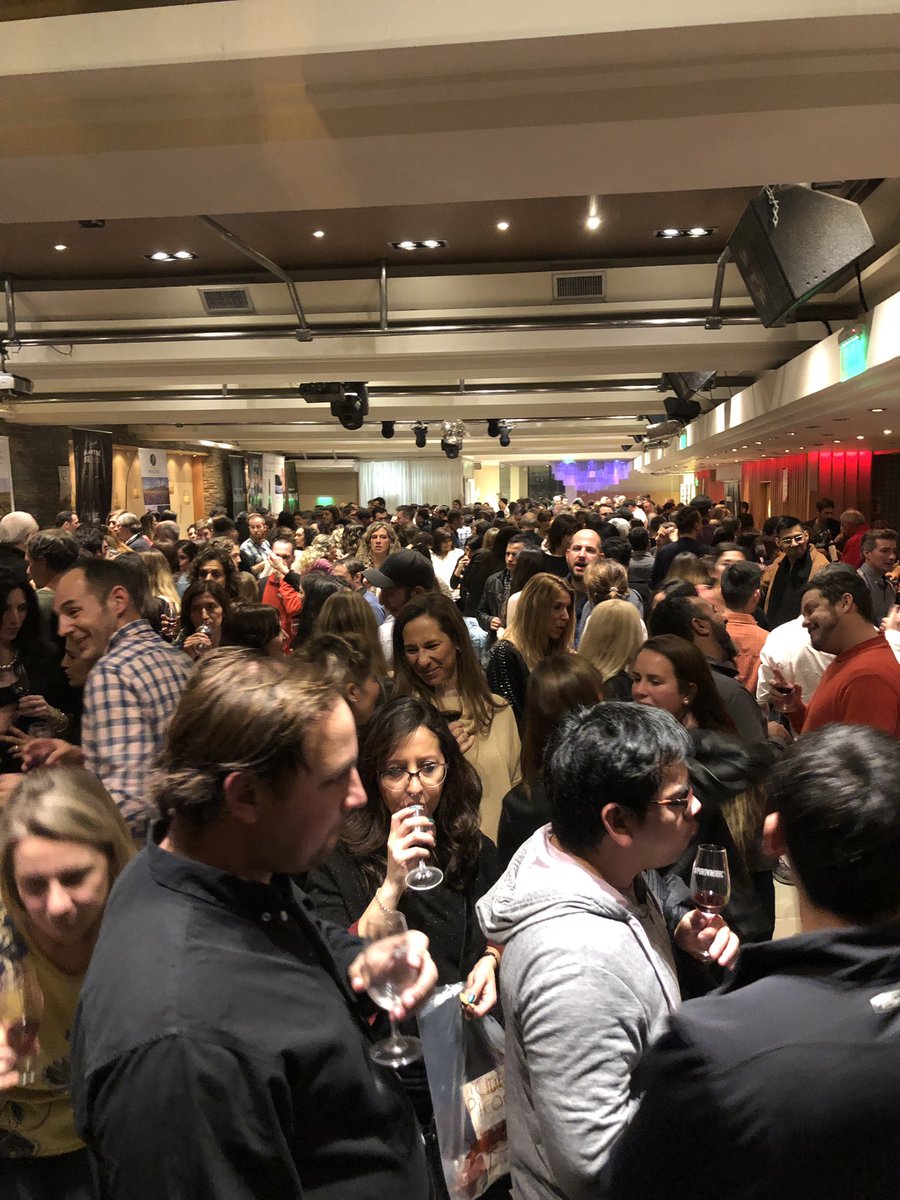 Más de Expo Vino #Bariloche. Muchos colegas y amigos. Una fiesta para los que disfrutan el #vino. <a href="/EsmeraldaWines/">Bodegas Esmeralda</a> @sancatta <a href="/TomyBodegas/">Tomas Matias</a>