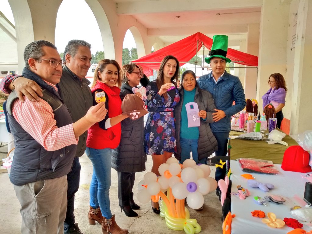 AideFloresD's tweet photo. Gracias a nuestra Secretaria de Gestión Social del @PRI_EDOMEX, @Tanya_Rellstab, por su invaluable apoyo en la realización de la Jornada de Servicios de #VoyAlPRI, la cual beneficia de manera directa a las familias de #Texcalyacac. 😃
#UnNuevoComienzo
#Manosalaobra https://t.co/OFyZexYlak