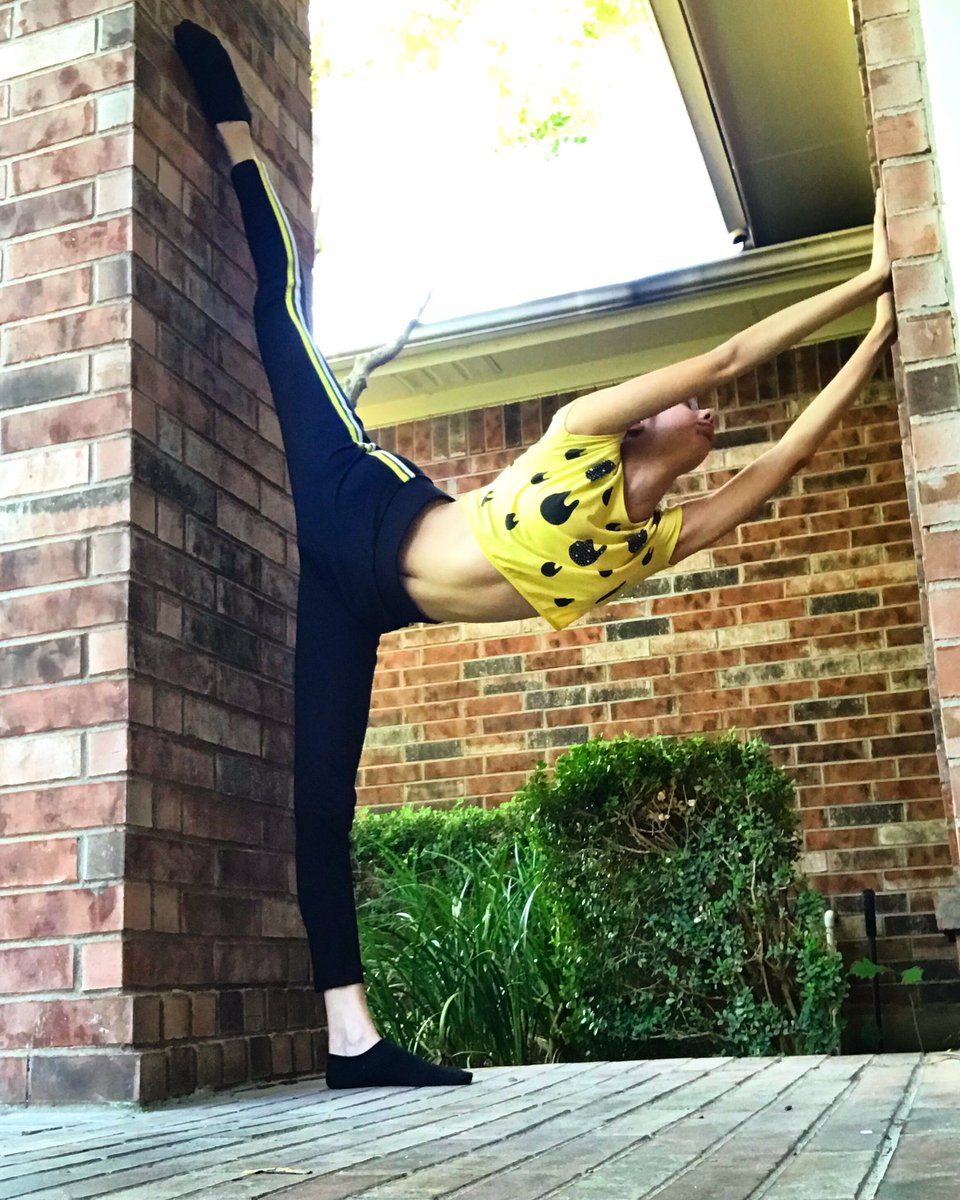DancingGirl2502's tweet photo. #splitsoftheday https://t.co/4ymhQfKDUu