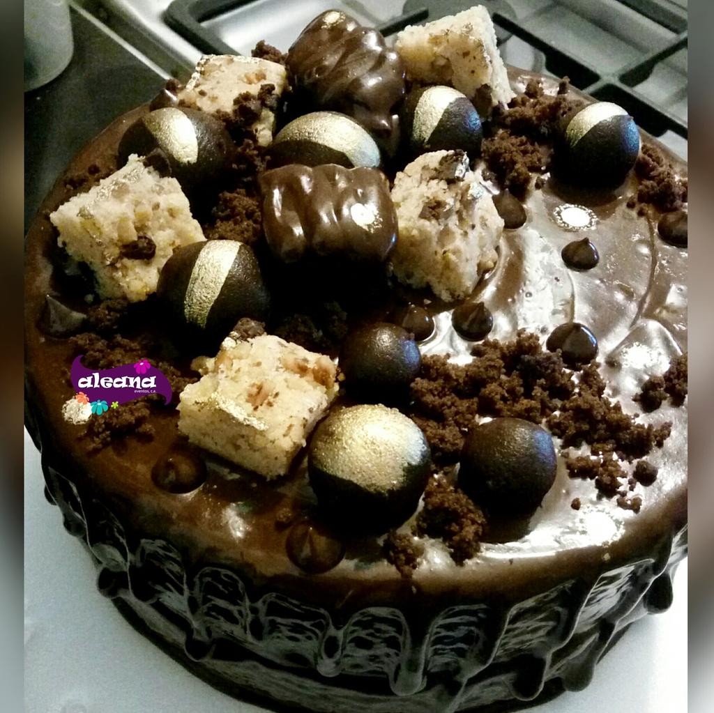aleanaeventos's tweet photo. Imagina cerrar este lunes tan domingo con un trozo de torta de chocolate 🙏

Déjanos un 💜 si haz probado nuestra deliciosa torta de chocolate ó dinos que tanto se te antoja. 

#aleanatortasydulces #tortadechocolate #maracaibo #aleanaeventos https://t.co/IiVhtfE9mU