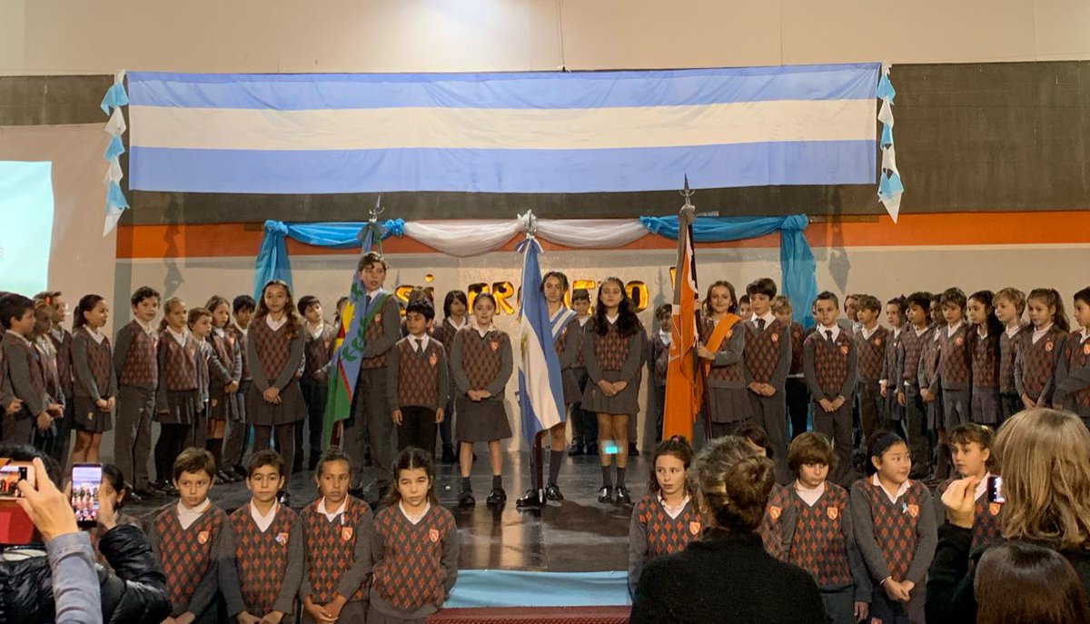 daklar's tweet photo. Acompañando a los chicos de 4to. EP de @conectadosnfs Nordelta que hoy cumplieron la tradición de realizar la Promesa de Lealtad a la Bandera. #orgulloNFS https://t.co/UkmWnSvUeO