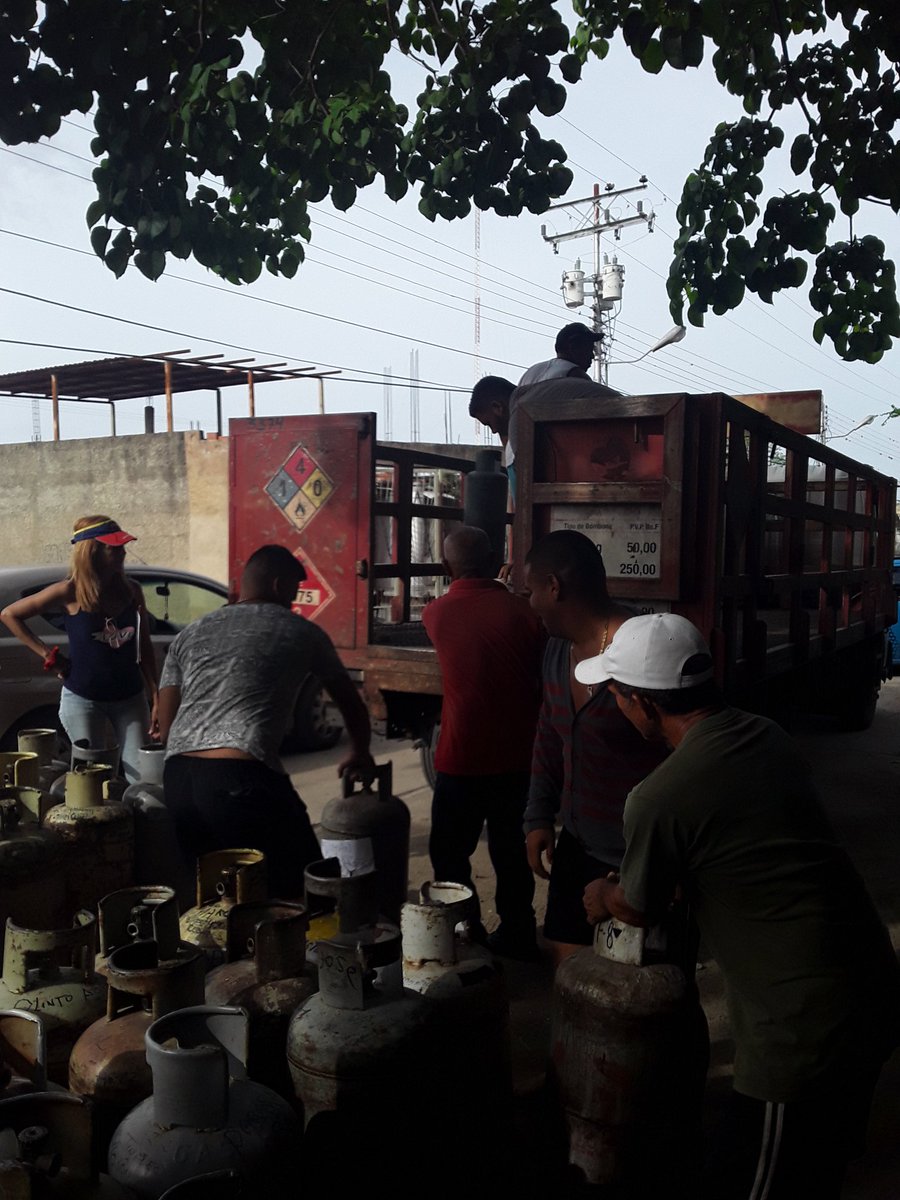 21/06/2019 Operativo de distribución de gas cilindros de 18kg y de 43kg En Parque Residencial Flor Amarilla. Los Clap trabajando para la comunidad @rafaellacava10 @avilaelguerrero @Alimca_Oficial @Oficial_C_Clap @CLAPValencia @DenunciasAlimca @CLAPCBB