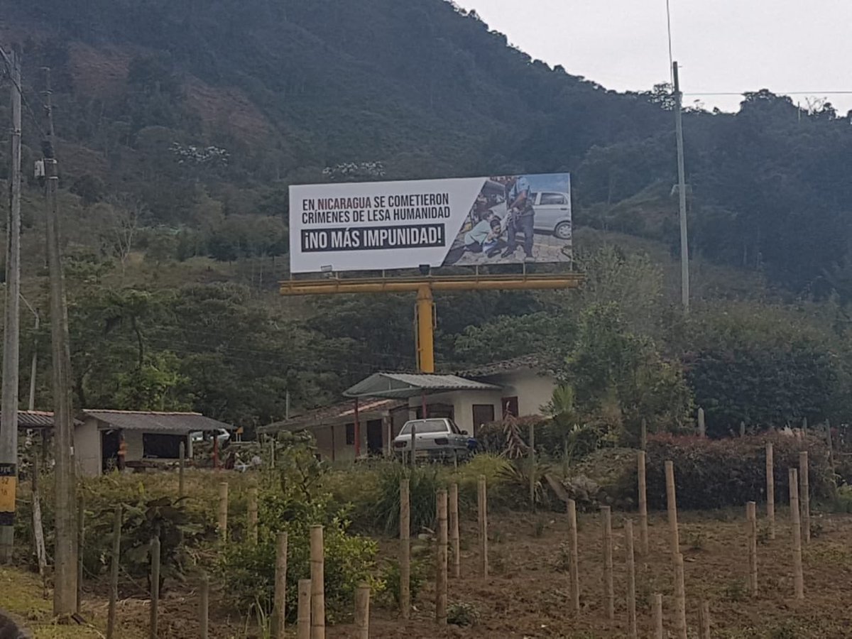 Llegando a Medellín, Colombia, para cubrir la Asamblea General de la <a href="/OEA_oficial/">OEA</a>! Cuando salía del aeropuerto me encontré con esta gigantografia en medio de la montaña antioqueña: “En Nicaragua se cometieron crímenes de lesa humanidad”, anuncia