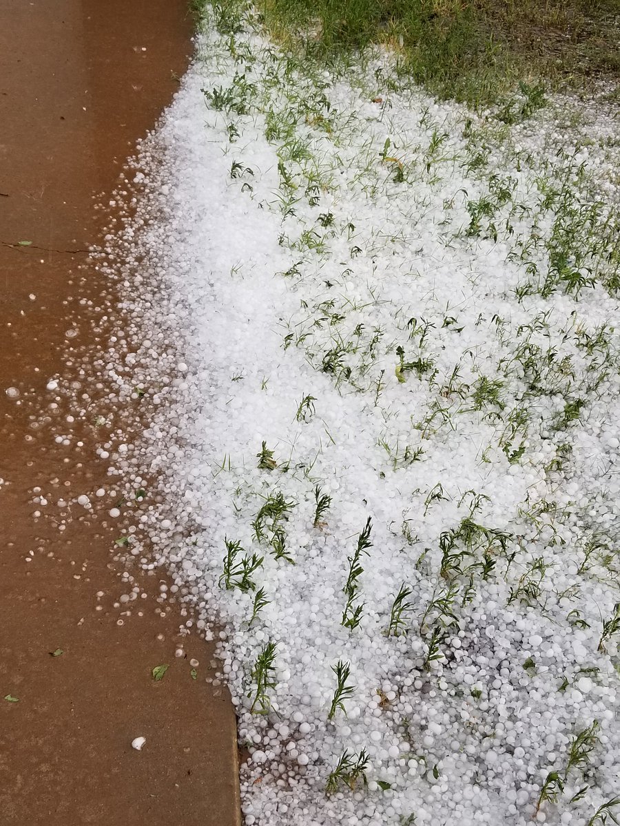 thekarenmichael's tweet photo. It's been hailing for almost 30 minutes in the West End of Lubbock. https://t.co/DnnJyFmcv2