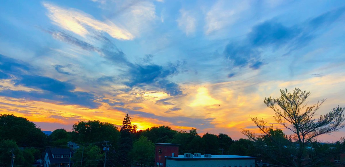 MeganToyotaVT's tweet photo. Pretty sky tonight! #btv ⁦@BurlingtonVTMag⁩ https://t.co/EFgKu5gocS