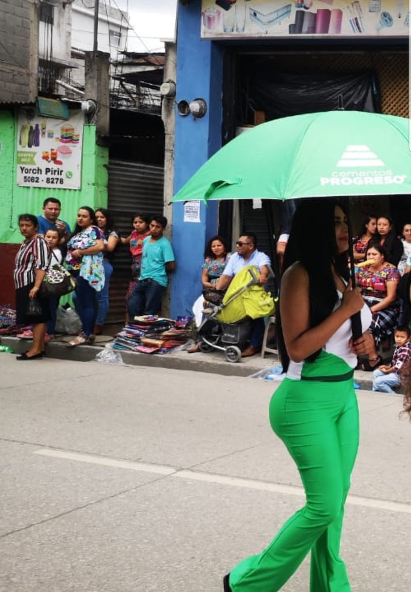 colochocalvillo's tweet image. En la primera imagen, podemos ver que al menos 10 personas le están viendo el culo a la muchacha.
En la segunda imagen, a un pobre hombre que le cae verga si voltea 😂😂