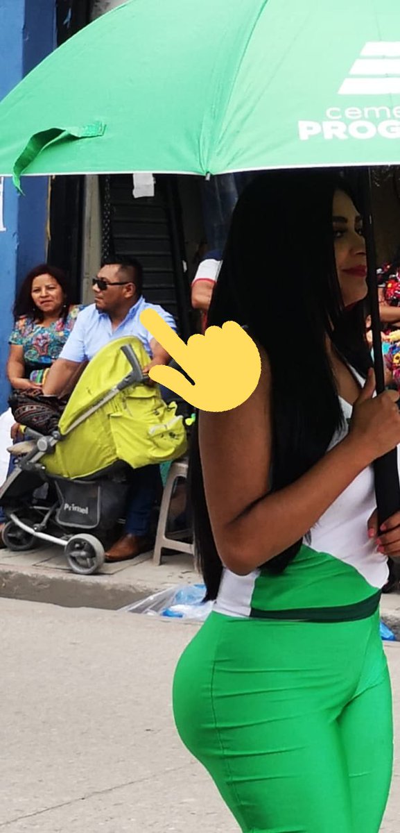 colochocalvillo's tweet image. En la primera imagen, podemos ver que al menos 10 personas le están viendo el culo a la muchacha.
En la segunda imagen, a un pobre hombre que le cae verga si voltea 😂😂