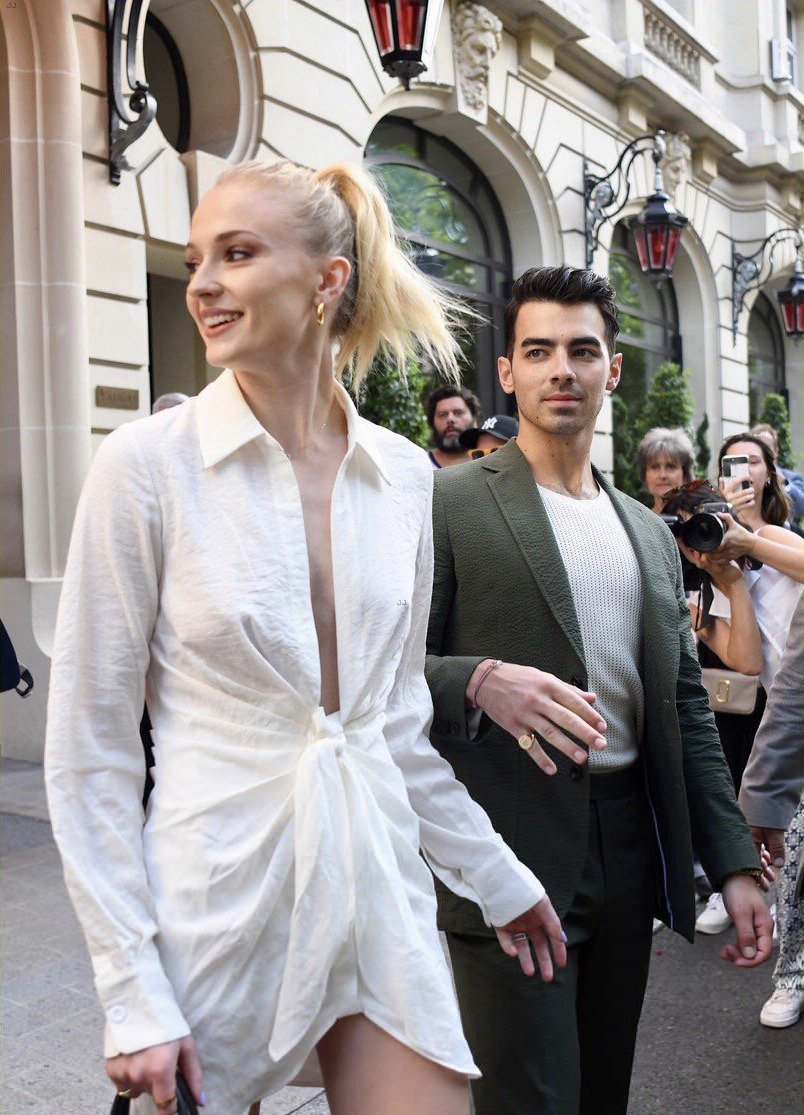sansacstark's tweet photo. sophie turner + paris
constantly raising the bar for us all https://t.co/gLIsJIh4rz