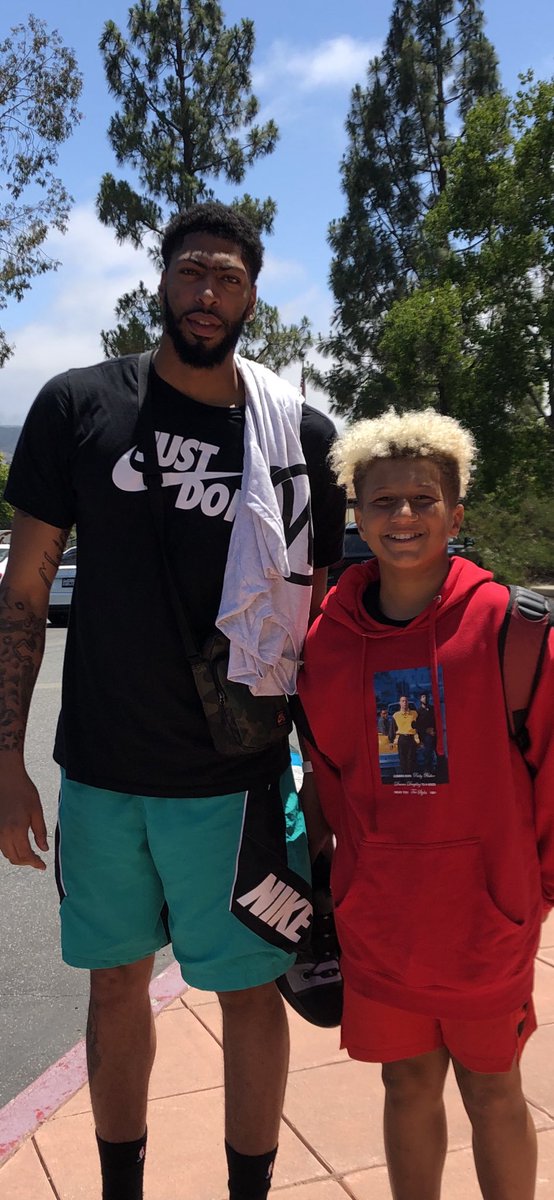 stevieajr's tweet photo. Hey @LakersNation @Lakers fans say hi to my boi! We were gettin some work in today! π @nikebasketball @schollyme @SLAM_HS @SLAMonline @Ballislife @PrepHoops @hoopersonlytv @TheGaragePod @PlayBookAthlete #SummerTime #ballislife #Blessed #Workout #TheyCallMeSkillz π―π΄ππ¨π½βπ³ https://t.co/1wQC5UB2LM