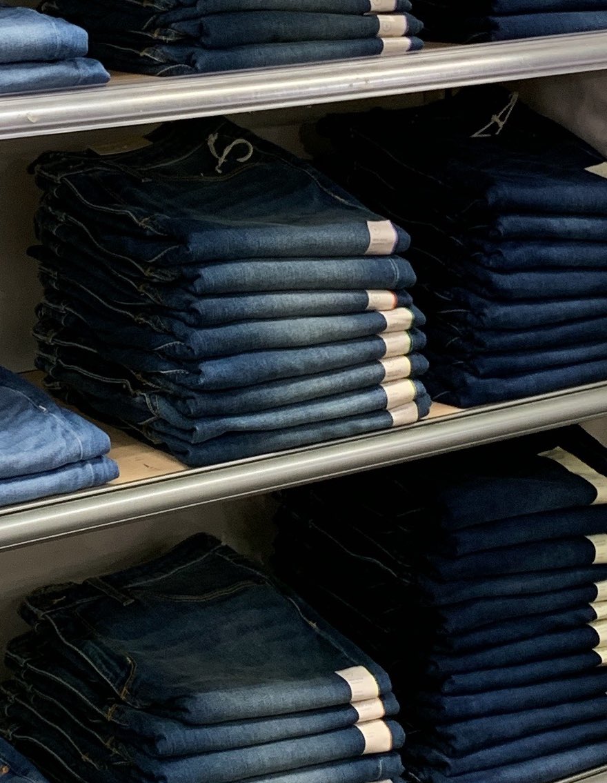 Just had to get a close up of our RTW Style Expert: Elizabeth’s folds! When denim is folded #right, it sells out fast! 🙌🏽 Great job team! #targetmchenry #styling0273 #RIGHTstandards #lineupthosestickers #teamworkmakesthedreamwork