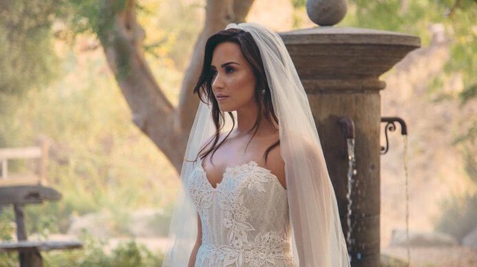 carliehillhouse's tweet photo. the world when tyler talks:
 #TheBachelorette https://t.co/VvOH3v62Af