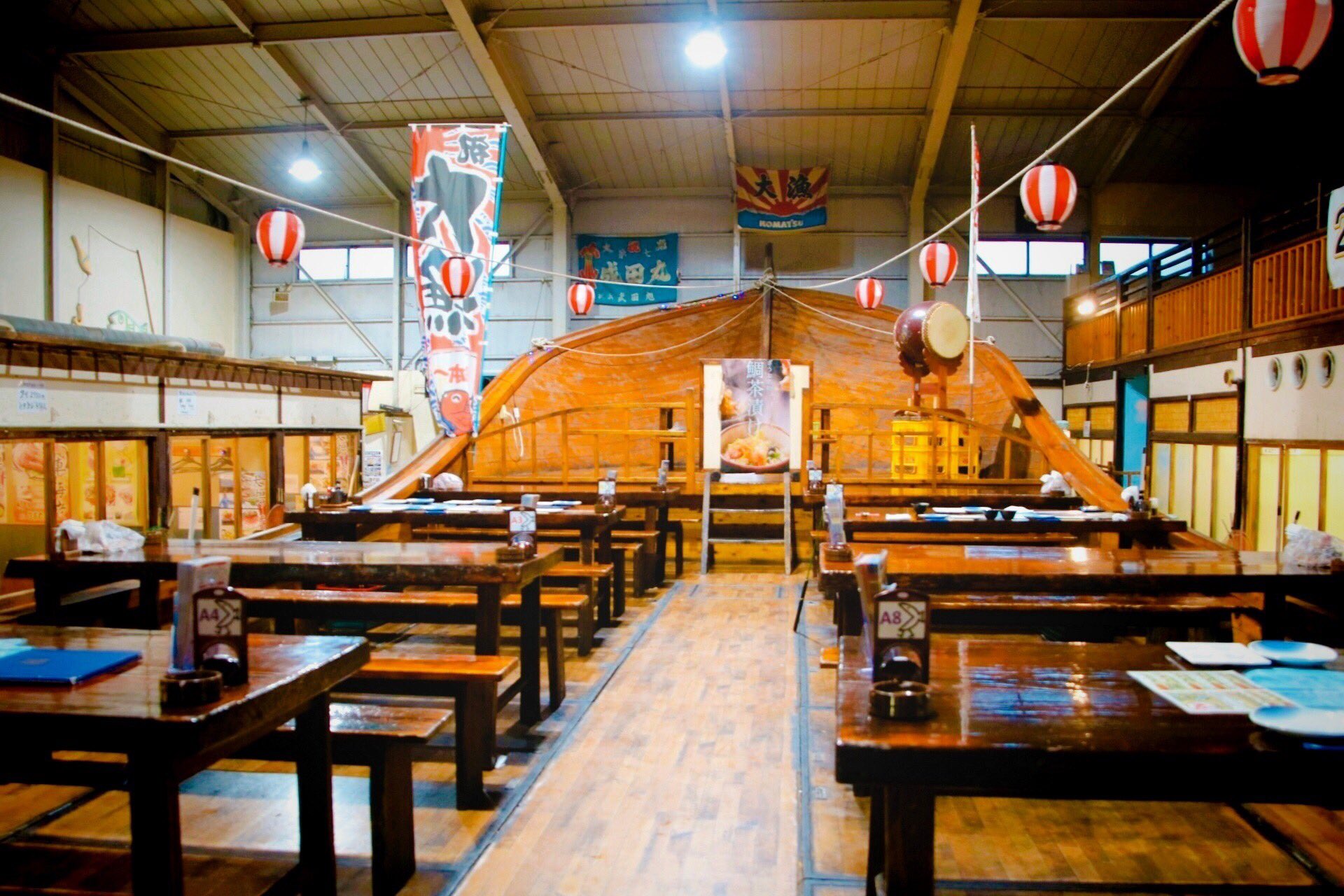 デイリーホテル 釣りをしながら楽しくお食事が出来る 釣船茶屋ざうお 船を取り囲むいけすには鯛やシマアジやヒラメがいっぱい お魚を眺めながらお食事をすることができます ざうお 釣船 釣船茶屋 釣り 船 居酒屋 お酒 活き造り 刺身 塩焼き