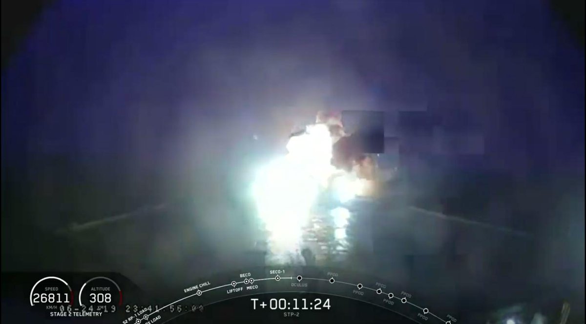 AstronautiCAST's tweet image. Ops, abbiamo perso il core centrale. #FalconHeavy #STP2 😟