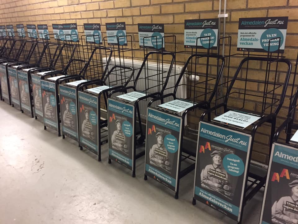Nyputsade tidningsställ 
#almedalen #almedalenjustnu #programmet #programtidning #Visby #gotland