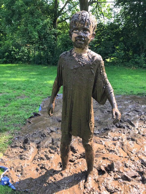 Expeditie modderson. <a href="/EnnovanderWerff/">Enno van der Werff</a> en <a href="/muhonenNL/">Marietta Muhonen</a> bekrachtigden maandag op ludieke wijze samenwerking <a href="/OverSKSG/">SKSG</a> en @Hanze #duurzaamheid #healthyageing #opleiden #bewegen #buiten