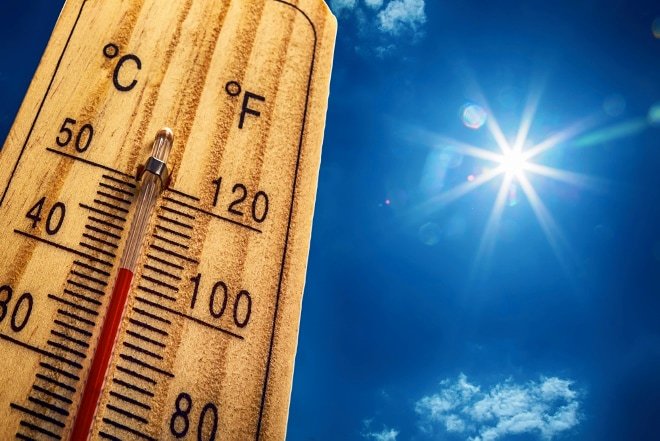 Dit weekend geeft men tropische temperaturen uit. Vergeet zeker de zonnecrème en petjes niet, vooral voor de allerkleinsten. Voor het optreden van @kapiteinwinokio zijn parasols toegelaten! 's Avonds kan het afkoelen dus vergeet ook uw trui niet mee te brengen! #Grensrock #GR19