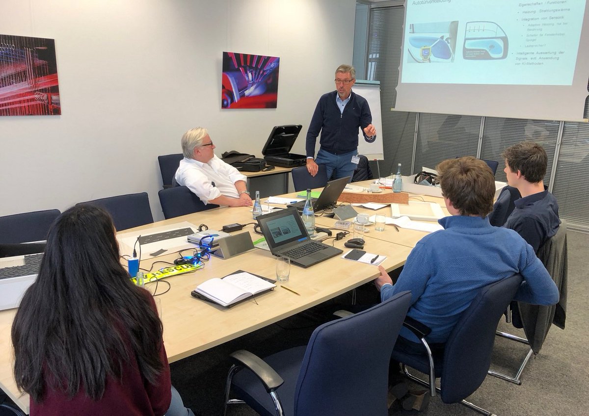 mdz_sk's tweet photo. Die #Integration #textiler & nichttextiler #Sensorik in #Produkte: Damit befassen sich die @TextilVernetzt-Partner #DITF & #HahnSchickard gemeinsam mit der #Textildruckerei #Mayer aus Meßstetten-Unterdigisheim.
Erfahren Sie mehr dazu: https://t.co/cdXEFDPmCV
#Digitalisierung #KMU https://t.co/YmK1znXdQN