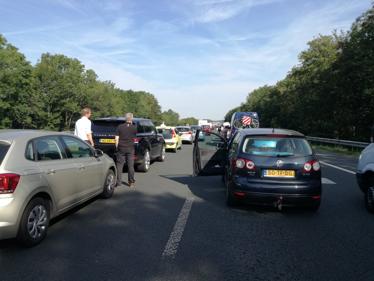 Een hele lange file op de A7 deze ochtend, ongebruikelijk hier.