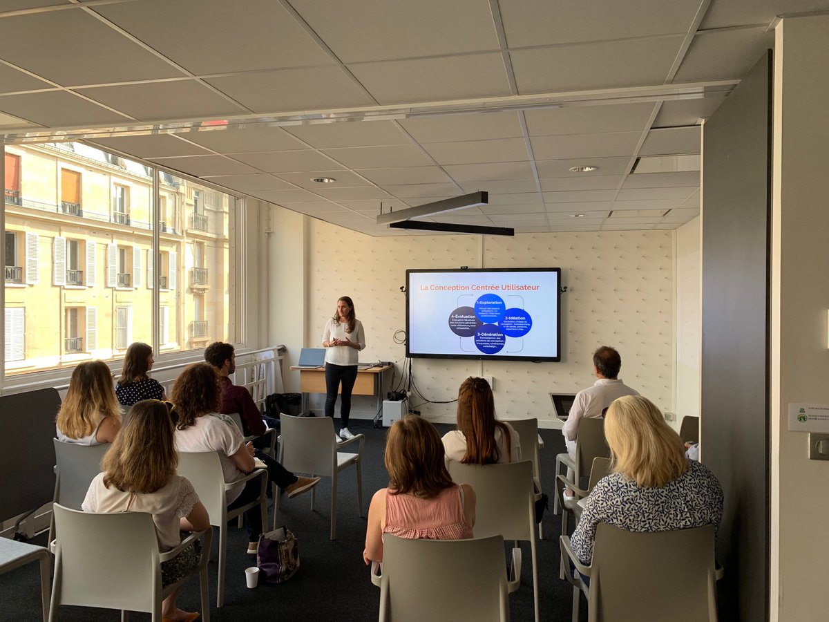 Autour de l’amie @Marion_Gibert de prendre la main sur notre présentation « Intégrer l’UX au cœur de votre démarche » au <a href="/hangar_a_paname/">Hangar à Paname</a> ; en présence de notre très cher client <a href="/Adding_Rh/">ADDING</a> et la participation de <a href="/EMOTIC/">EMOTIC</a> !