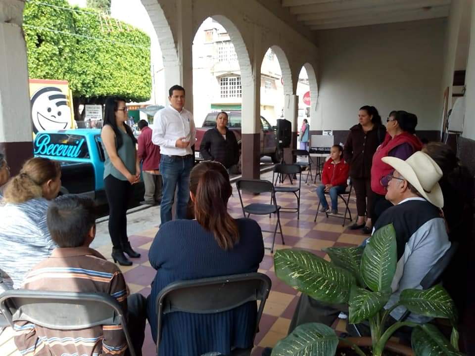 RegidoresM's tweet photo. L@s regidores #ChecoChavez y #MaritzaRomero de Cd hidalgo, realizaron la brigada de lentes a bajo costo.
#RegidoresPRI https://t.co/HeUASqAptj