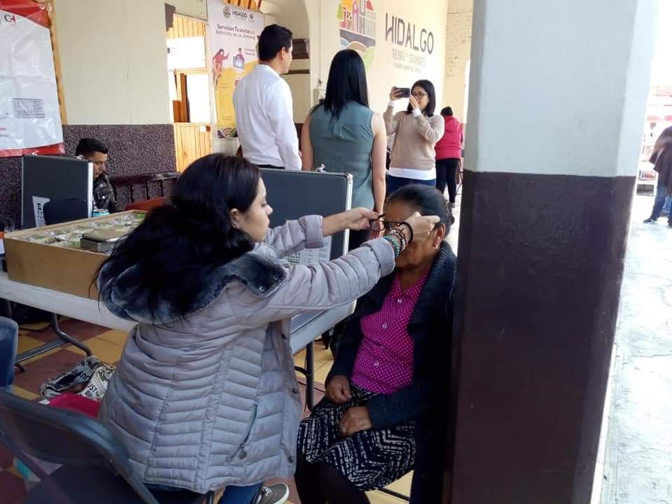 RegidoresM's tweet photo. L@s regidores #ChecoChavez y #MaritzaRomero de Cd hidalgo, realizaron la brigada de lentes a bajo costo.
#RegidoresPRI https://t.co/HeUASqAptj