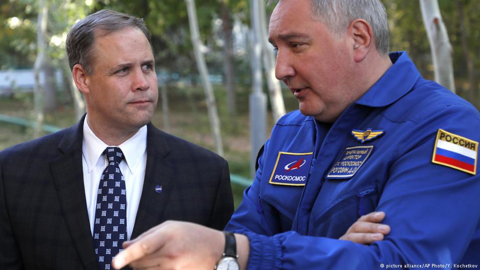 Олег Кононенко в открытом космосе. Эн МакКлейн перед стартом. На третьем фото - с <a href="/JimBridenstine/">Jim</a>  - главой <a href="/NASA/">NASA</a> на Байконуре