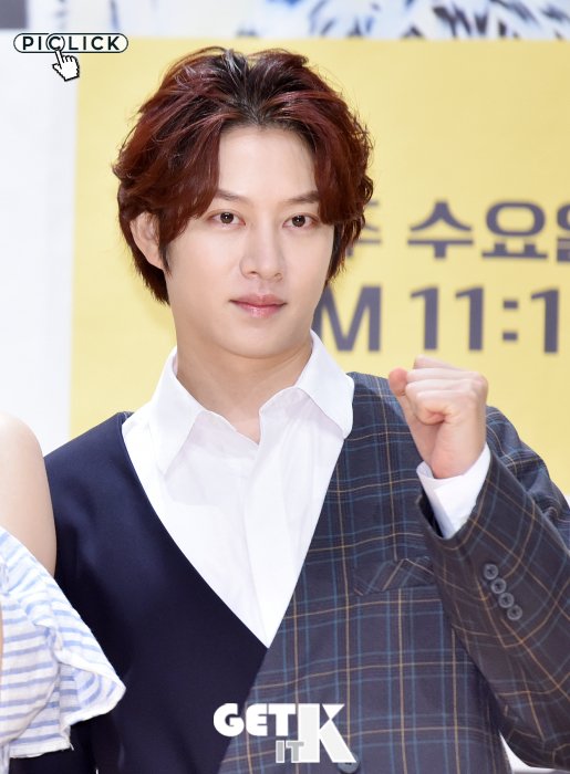 13elieveSG's tweet photo. [HQ PIC] 190625 'Some-rival 1+1' Press Conference - Handsome Heechul posing for the press with his luggage~ So cute! [4P] (Cr:As Tagged) https://t.co/eNb511Wkjd