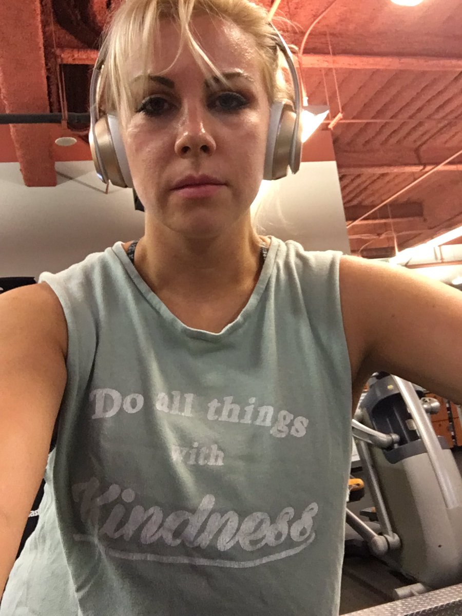 ChloeKoast's tweet photo. #DoAllThingsWithKindness β my favorite shirt. Currently running a quick 3 miles on my break. See you back on the news at 10pm on the CW! π₯ #GymTime #QuickWorkout #iWorkout #Stronger #BeKind π https://t.co/ffdnR98Z34