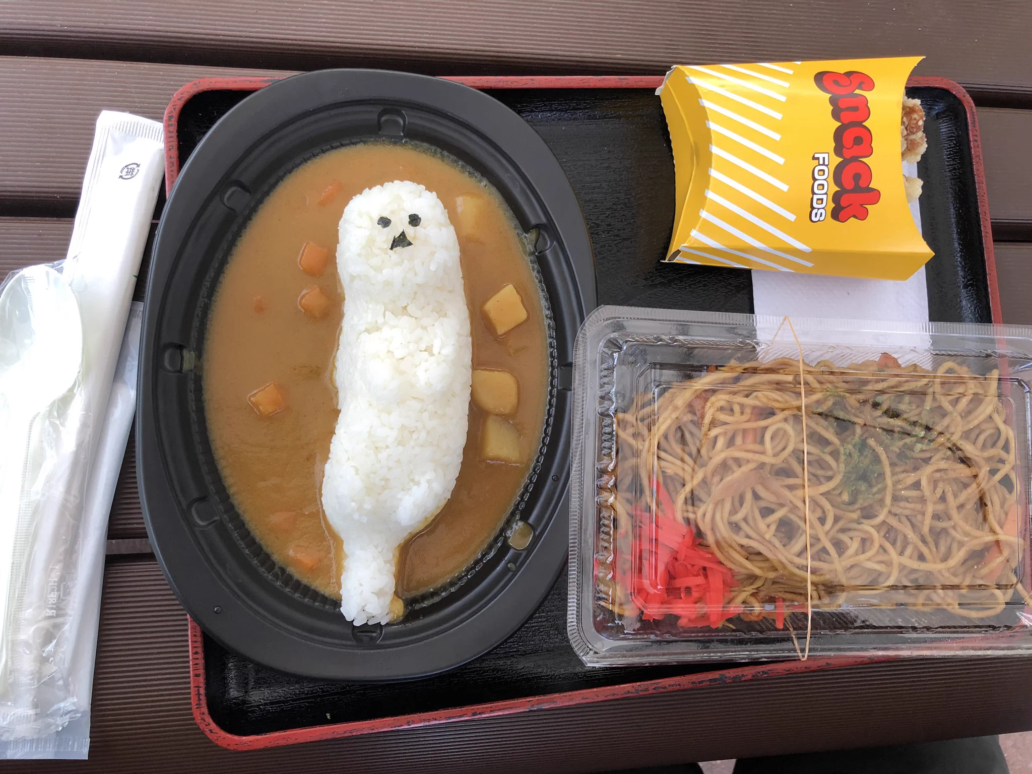 ねこ型ごはんが乗ったかわいいカレーかと思いきや？めっちゃ悲しい顔でこっちみてくるwww