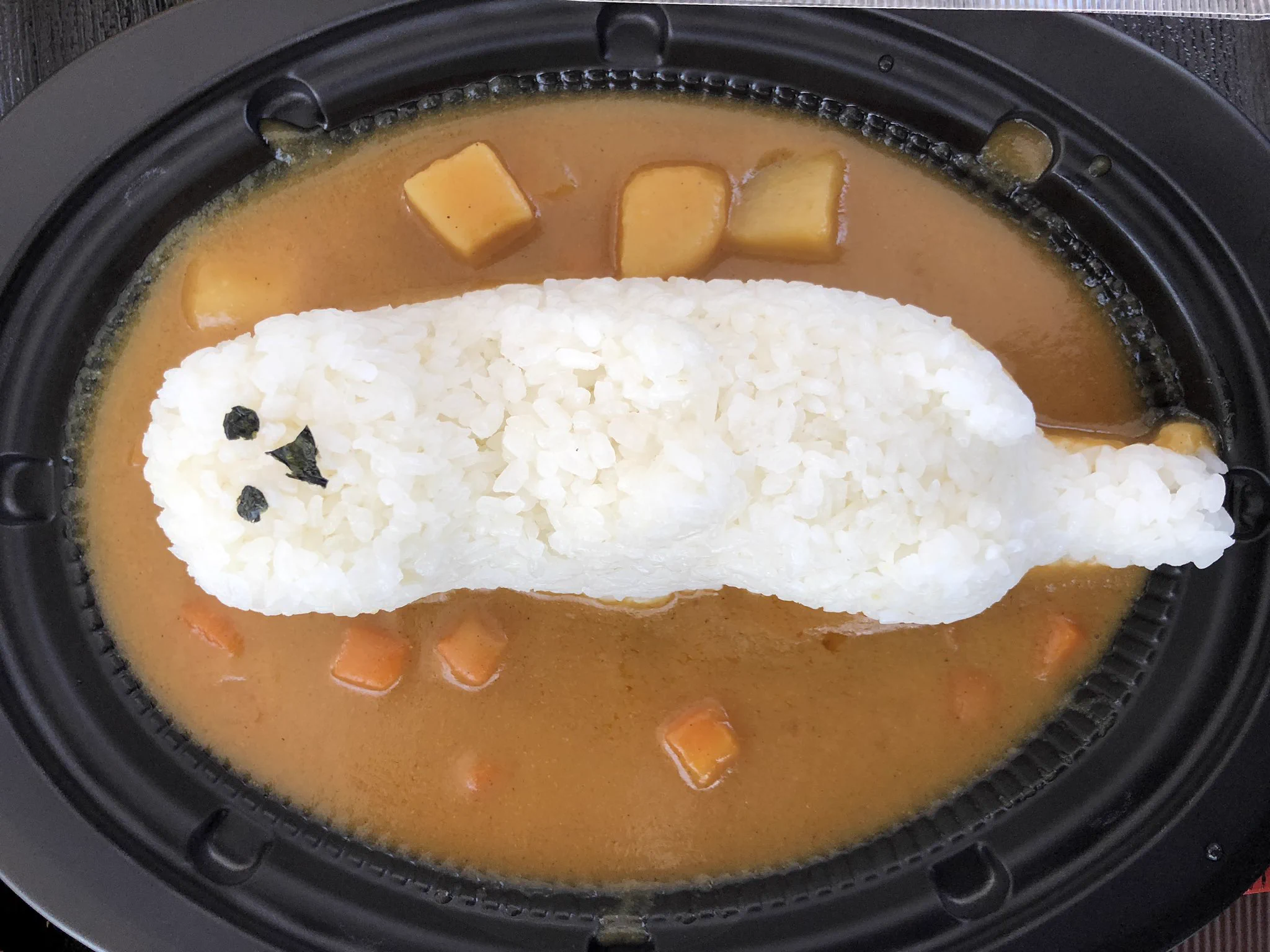 ねこ型ごはんが乗ったかわいいカレーかと思いきや？めっちゃ悲しい顔でこっちみてくるwww