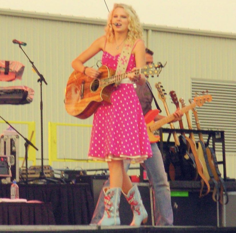 ⭐️ lover tour confetti ⭐️ tweet media