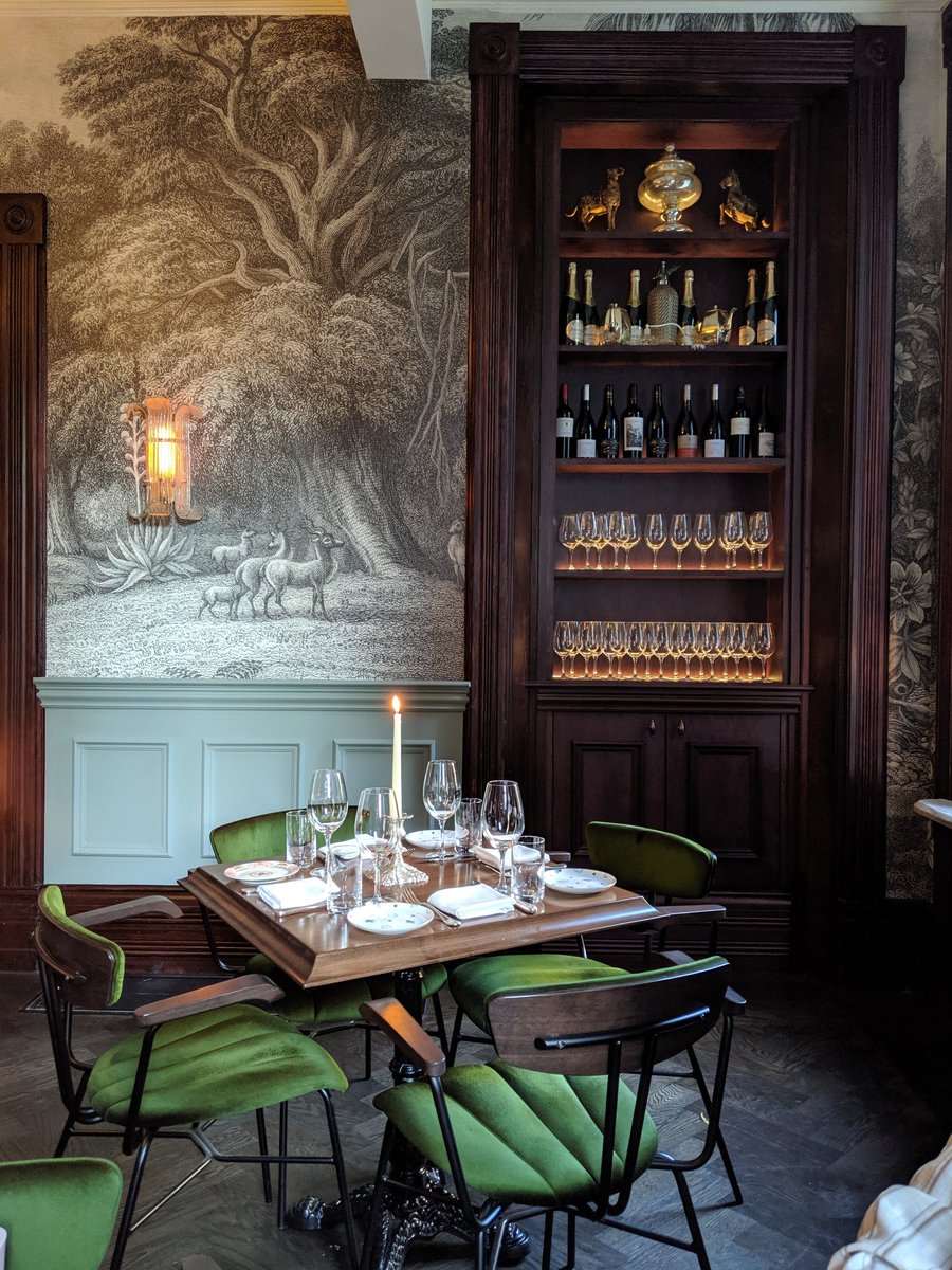 GirlsOfTO's tweet photo. Living for tonight's dinner spot decor ❤️ https://t.co/pRF0tVn7pn