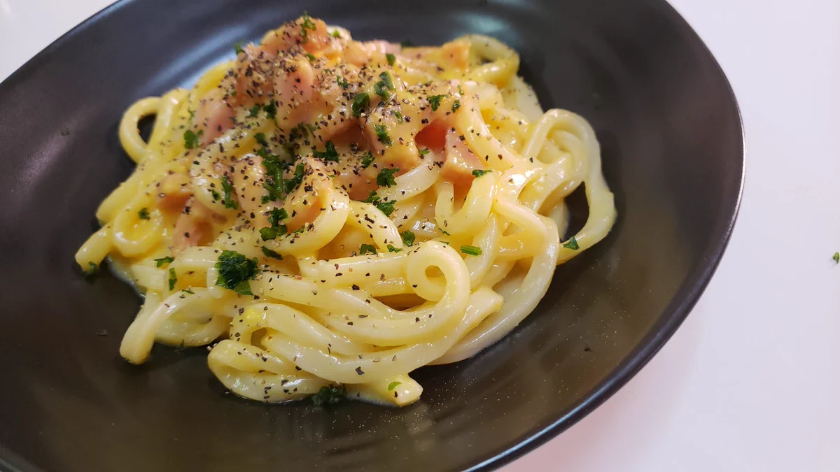 パスタよりイケる？なカルボナーラうどんがめちゃめちゃ美味しそう！