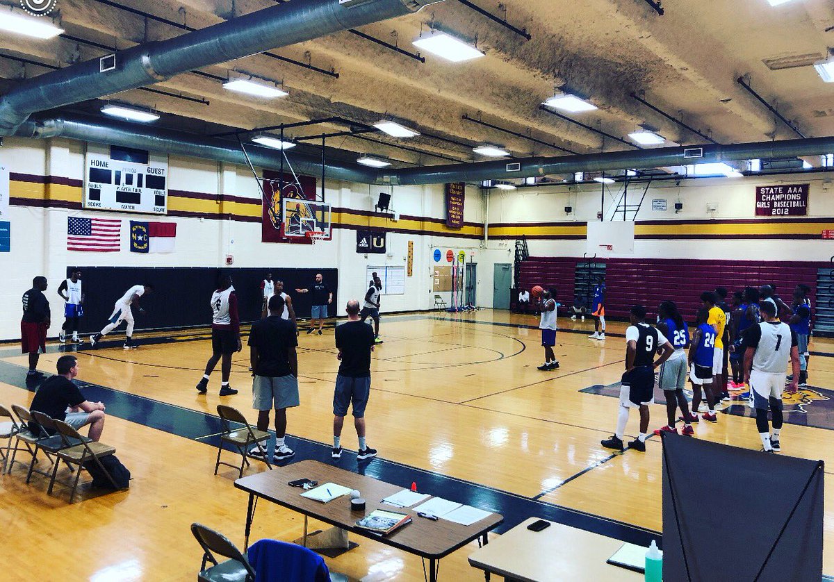 ISG_Basketball's tweet photo. Great Pro Workout this afternoon‼️ Big thanks to @CoachSalerno1 @PowertoWinSport @jamesjunior21 for stopping by to see players.
Thanks to @annikakelsey_& @Benjamin_Anic for the photos/videos.
#ITfactor #Immaculatetrain #ProWorkouts https://t.co/6GUjC6ZQzK