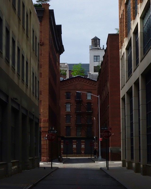 This is why I love Tribeca, like something out of an Edward Hopper painting. instagram.com/p/BzHmvOxpdm8/