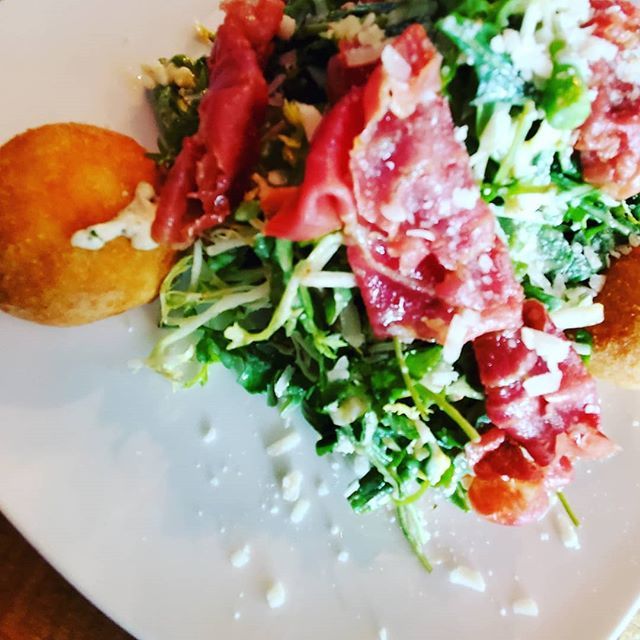 Frisee, Arugula, Fried Chevre, Egg, Lemon,
Prosciutto from a night out at a local haunt with friends
.

#clubpudding #foodblog #rochesterny #rochesterfoodies #flightwest #chevre #Prosciutto #salad #diningout #thefeedfeed #foodbloggers #foodblogfeed #buzz… bit.ly/31UYe8r