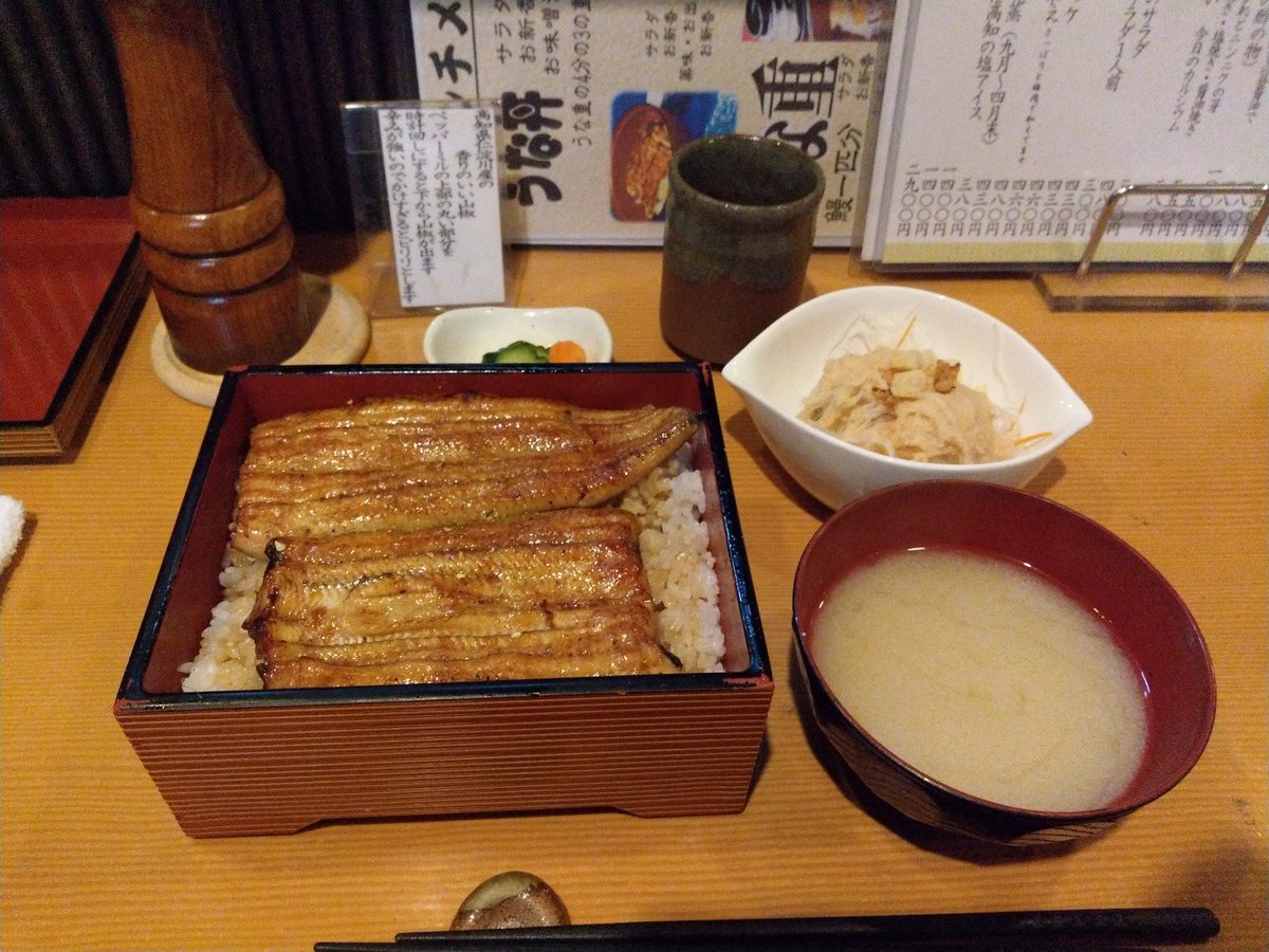 Teruyoshi Norikawa 今日のランチは新橋のまほろば新橋本店でうな重ご飯大盛2800円 ご飯大盛可能 大奮発 普段はしないぞw 国産それも高知に拘った鰻屋さんで鰻は勿論高知産 無い時は宮崎との事 山椒も仁淀川のもの やはり国産はどうしてもこうなるが