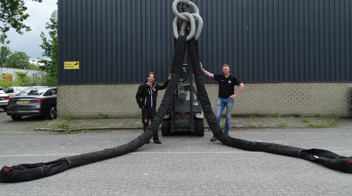 Our experienced staff proudly shows their skills in making a number of EXTREEMA® HMPE soft slings directly integrated with a oversized masterlink assembly, making a 2-leg round sling assembly of WLL200 Tonnes! #extreema #heavylift