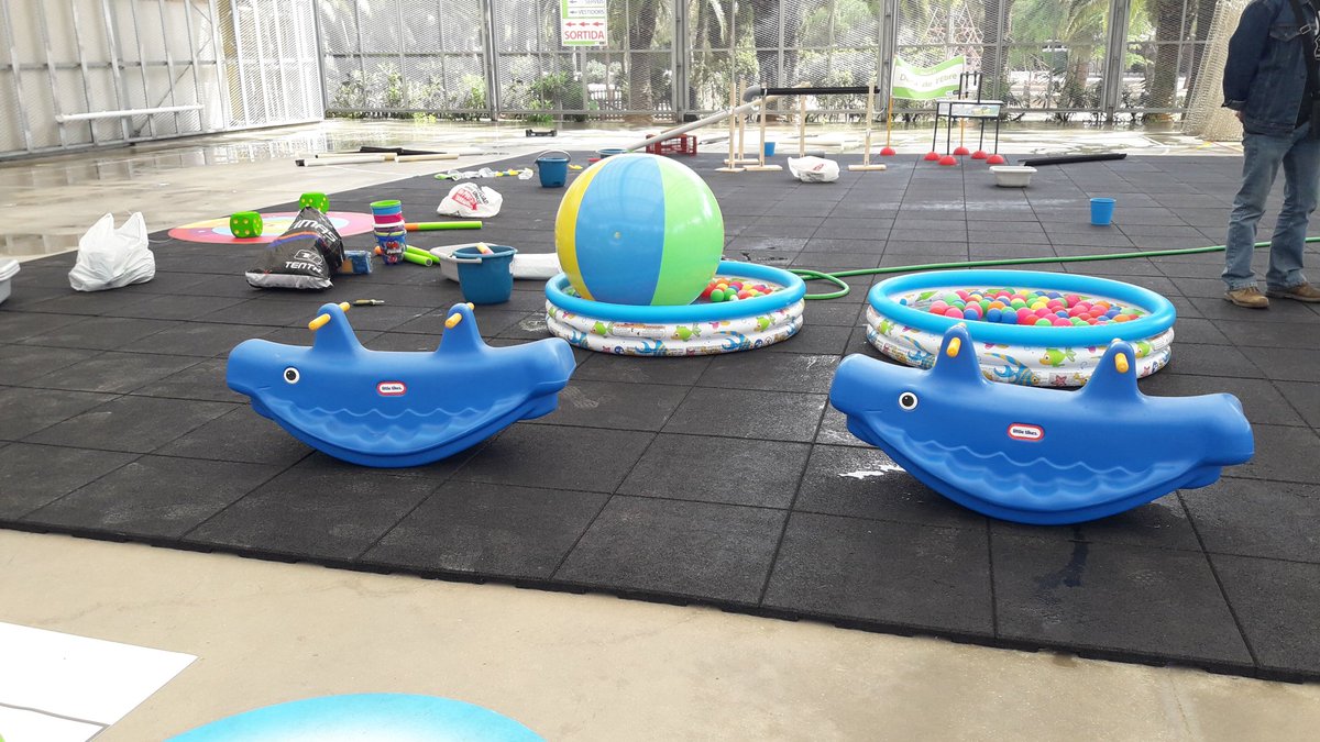 Bcn_Eixample's tweet photo. 🕹💦 Avui comencen  les activitats a la nova zona lúdica amb jocs d'aigua que s'obre per a nens i nenes a les pistes poliesportives del parc de Joan Miró. https://t.co/b3ppo4Ot1d