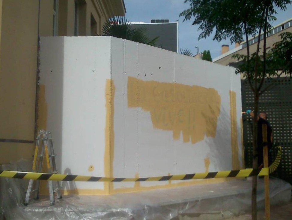 2/2 Los tres murales distintos que ha tenido @lagasoli en los escasos días que llevan Ciudadanos/PP: