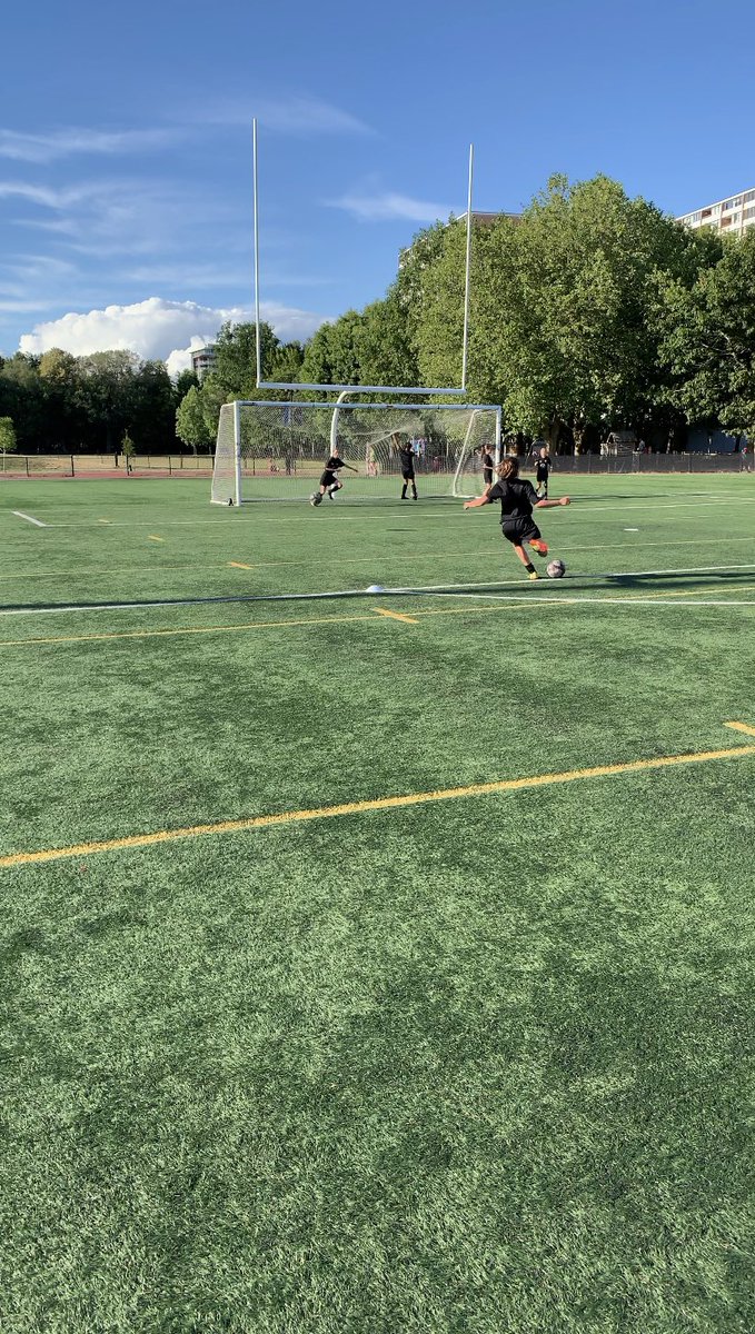 JMander10's tweet image. Of all the structured camps etc.. over the summer, the best thing is always to just go n play on your own - some self directed learning at tonights session leading into the summer #learntotrain ⚽️